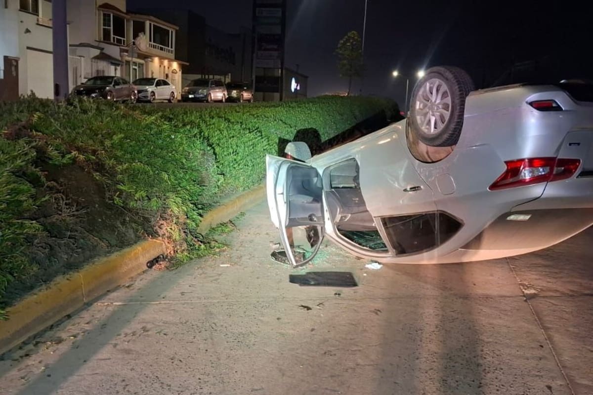 Automóvil sufre volcadura tras chocar con planta ornamental