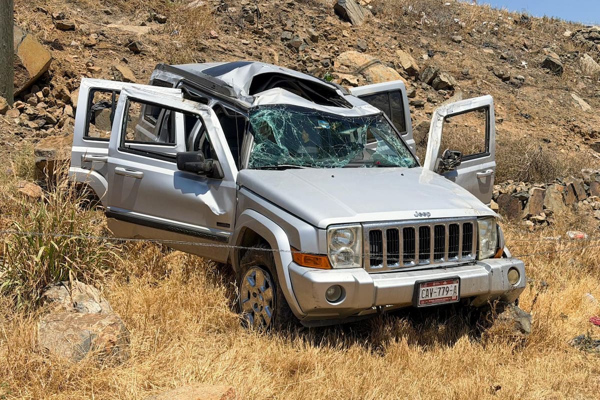 Mujer resulta lesionada tras volcadura en la Carretera Libre Tijuana–Tecate; viajaba con tres menores