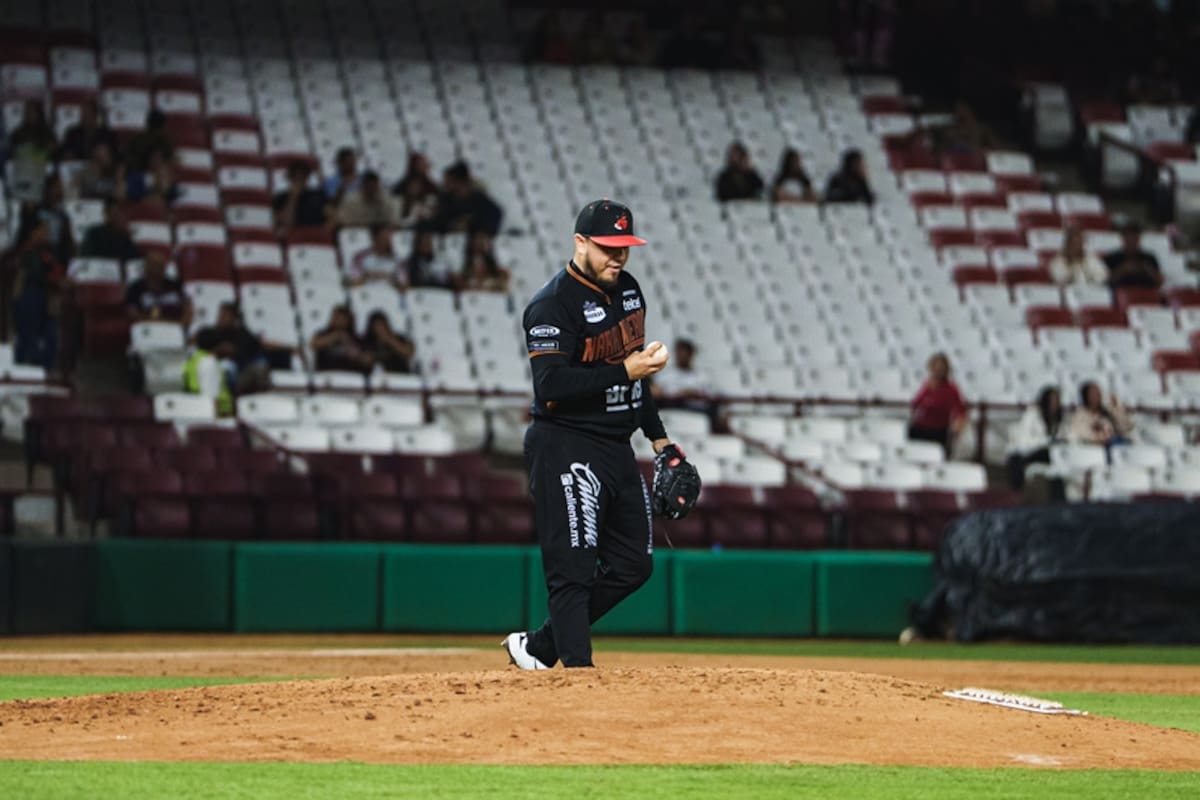 Caen Naranjeros por tercera noche consecutiva frente a Tomateros en Culiacán