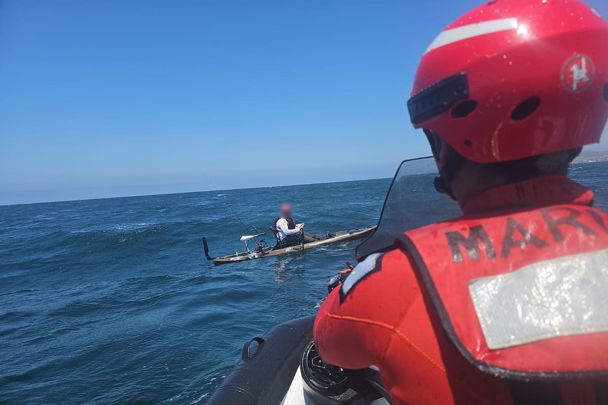 Rescatan a kayakista que quedó a casi cinco kilómetros de la costa de Ensenada
