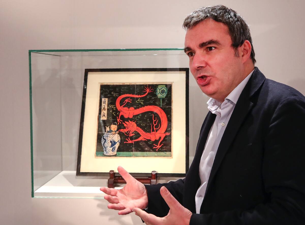 El experto en arte Eric Leroy conversa con AP durante una entrevista sobre el dibujo original de 1936 del creador de Tintín, Herge, para el libro de historietas "The Blue Lotus", que se exhibe en la casa de subastas Artcurial en París, el miércoles 13 de enero del 2021. Se anticipa que la obra facture el jueves entre 2 y 3 millones de euros, y posiblemente rompa un récord. (AP Foto/Michel Euler)