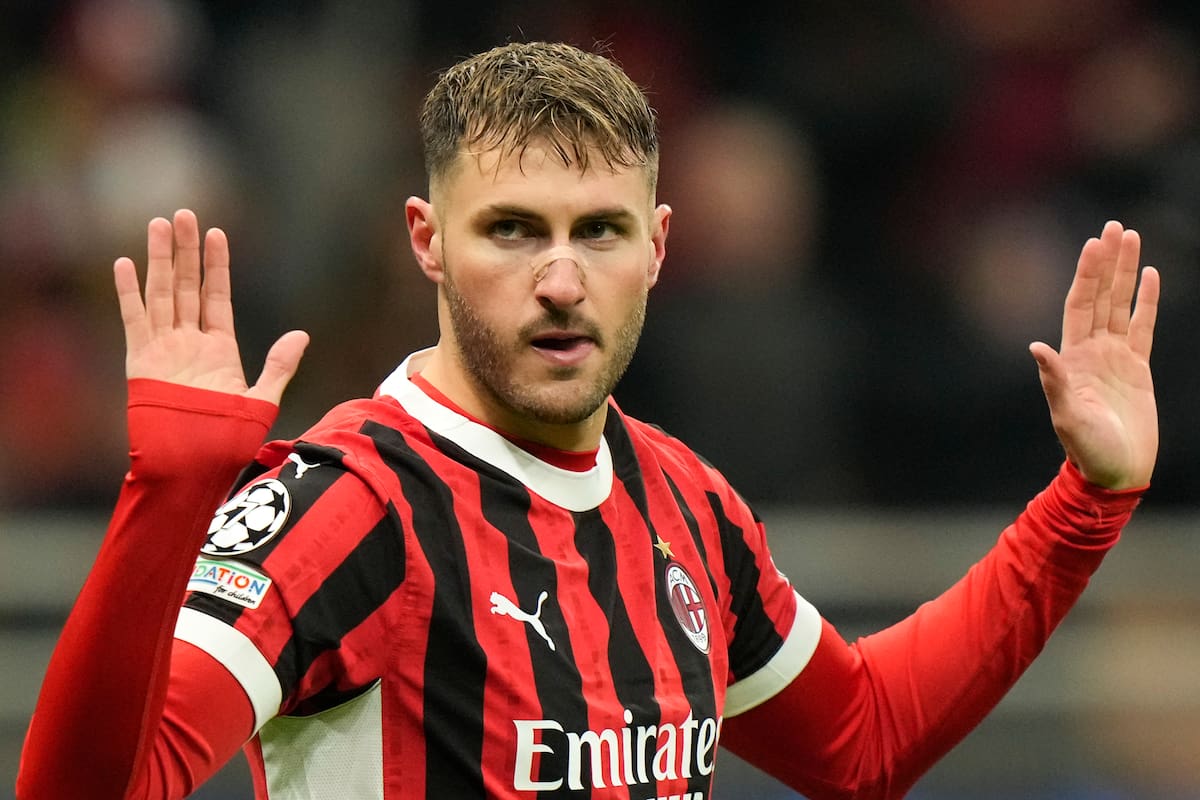 Santiago Giménez celebra tras anotar el gol del AC Milan en el empate 1-1 contra Feyenoord en el playoff de la Liga de Campeones, el martes 18 de febrero de 2025, en Milán. (AP Foto/Luca Bruno)