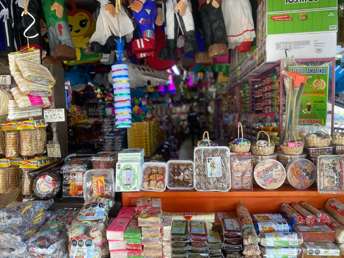 Comerciantes de Tijuana prevén vender más dulces, chocolates, máscaras y decoraciones durante la última semana de octubre. Foto: Emmanuel Castañeda