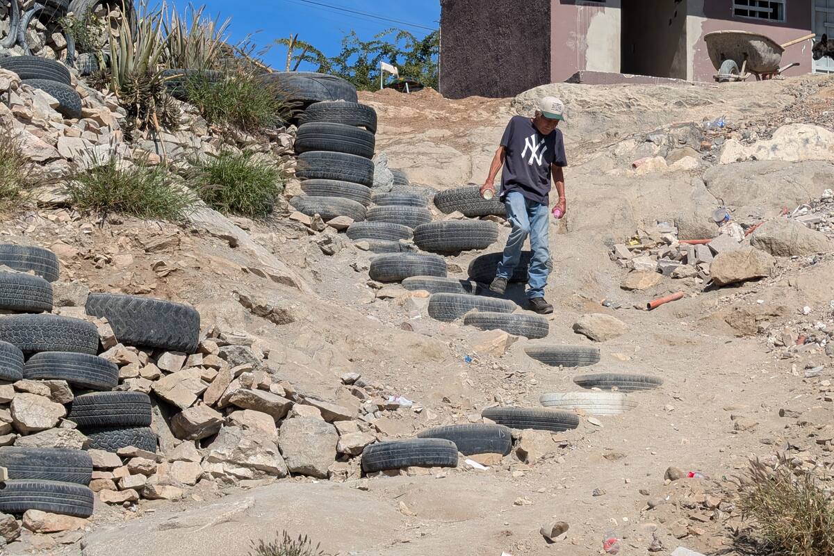 Suben a su casa por una escalera de llantas viejas