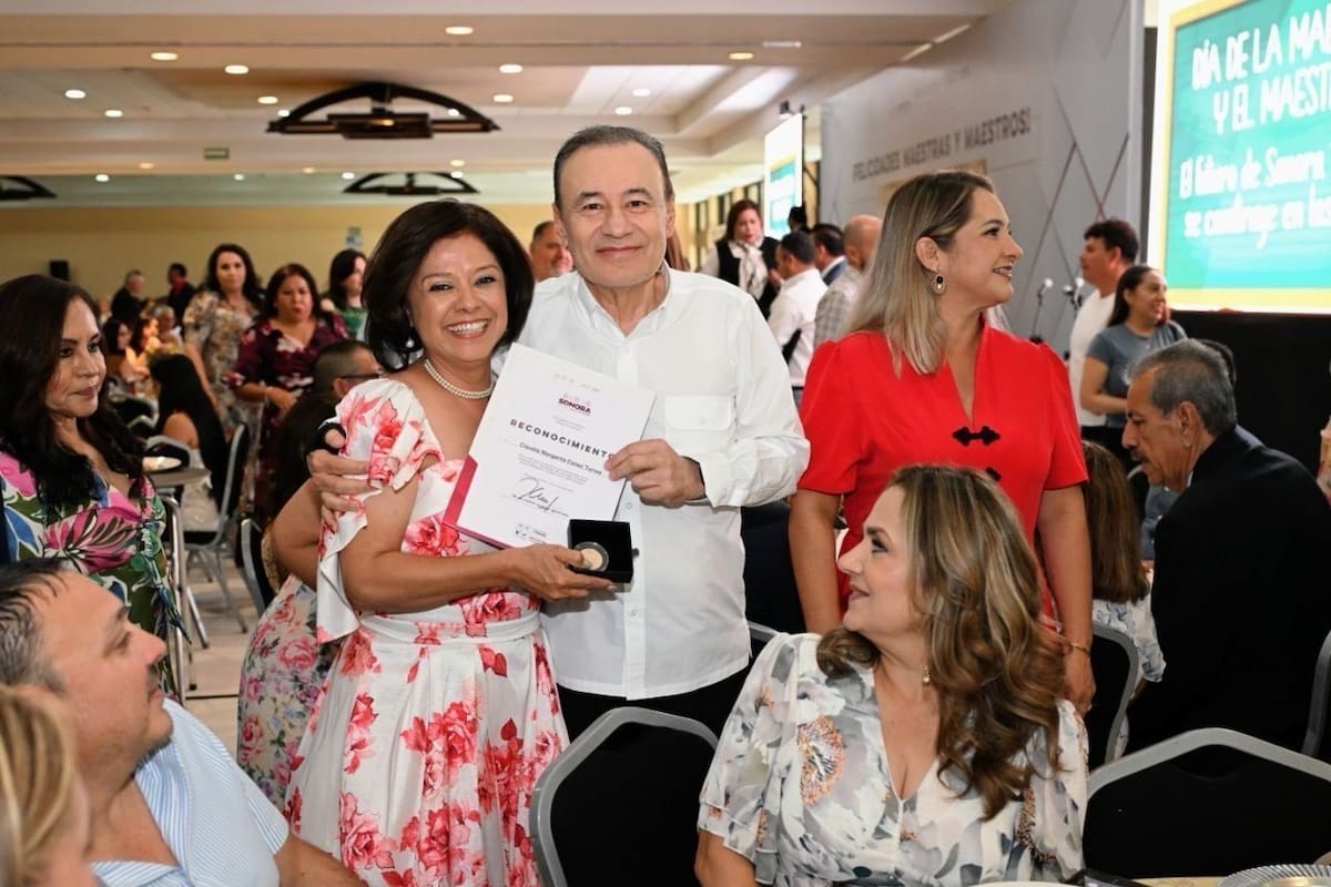 Reconoce Durazo a más de mil maestros de Sonora; destaca su papel en la transformación del Estado