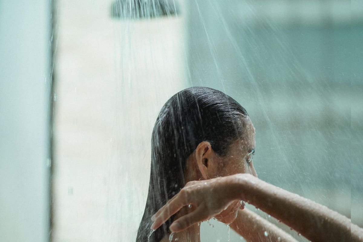 ¿Es peligroso bañarse con agua fría durante una ola de calor? Esto dicen los expertos
