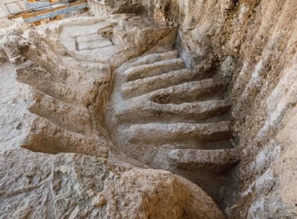 La estructura fue descubierta por primera vez en la década de 1960 por la arqueóloga británica Kathleen Kenyon. Ella observó que el foso se encontraba ligeramente al este del actual estacionamiento de Givati. Inicialmente, Kenyon creyó que la formación era solo un valle natural. Sin embargo, su descubrimiento reveló que en realidad era una extensión del foso que se curvaba hacia el oeste.