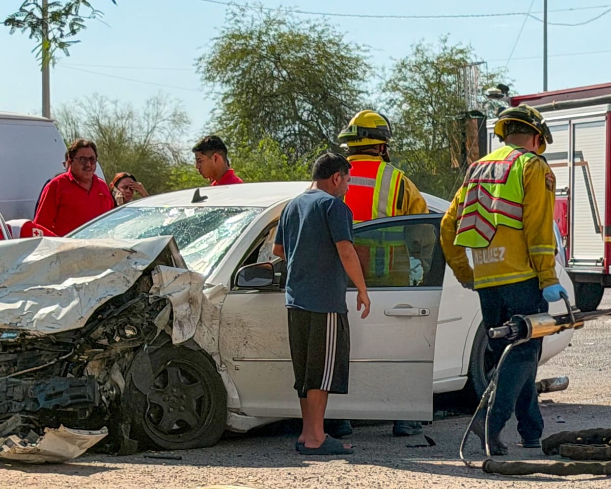 En el percance participaron una camioneta Toyota color dorado y un sedán color blanco.│Foto: Cortesía