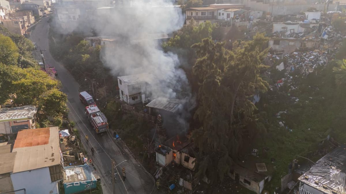 Un incendio registrado la tarde de este viernes provocó la pérdida total de dos viviendas en la colonia Miramar y dejó a un hombre con quemaduras de segundo grado. Foto: Border Zoom