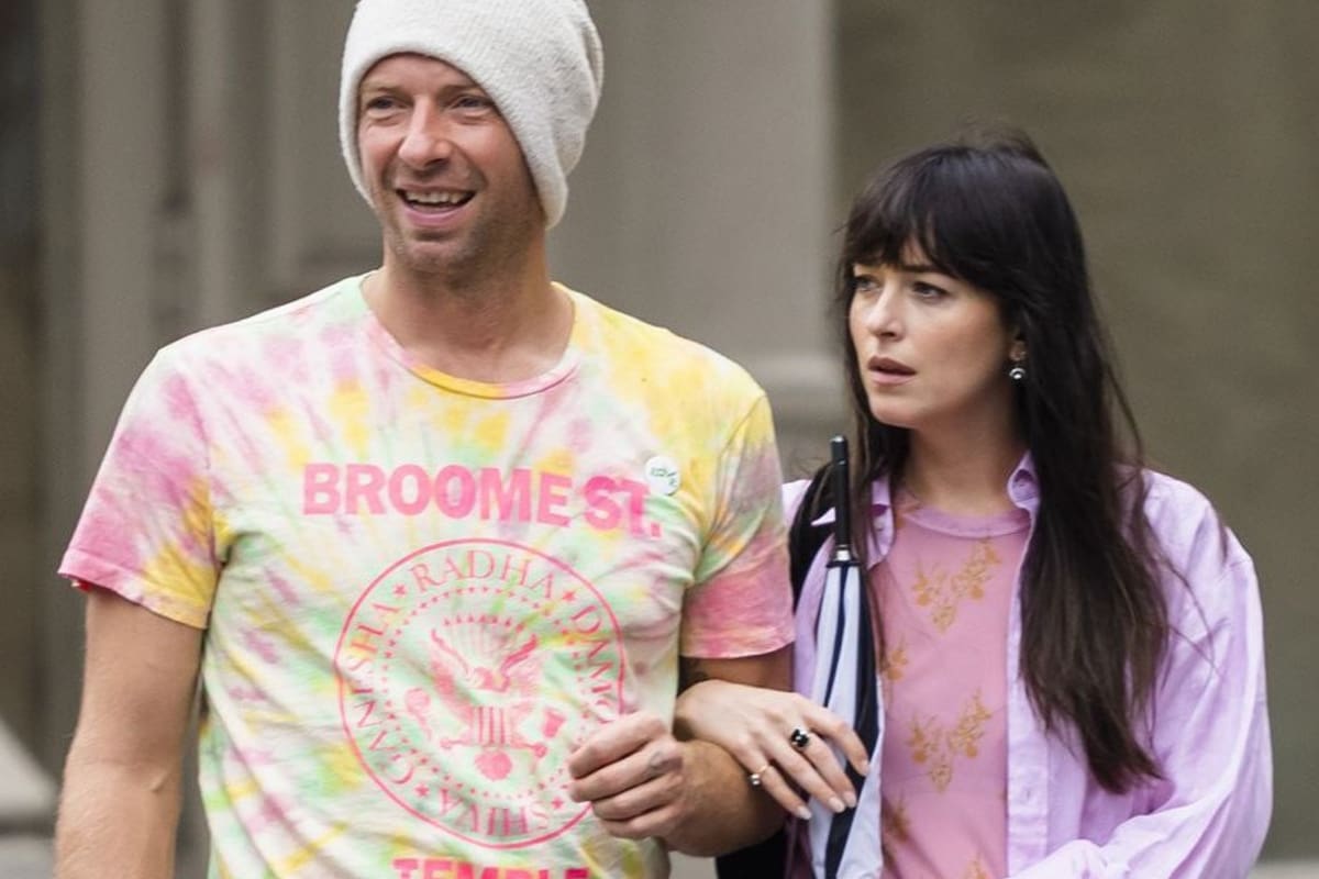 Chris Martin y Dakota Johnson / Twitter