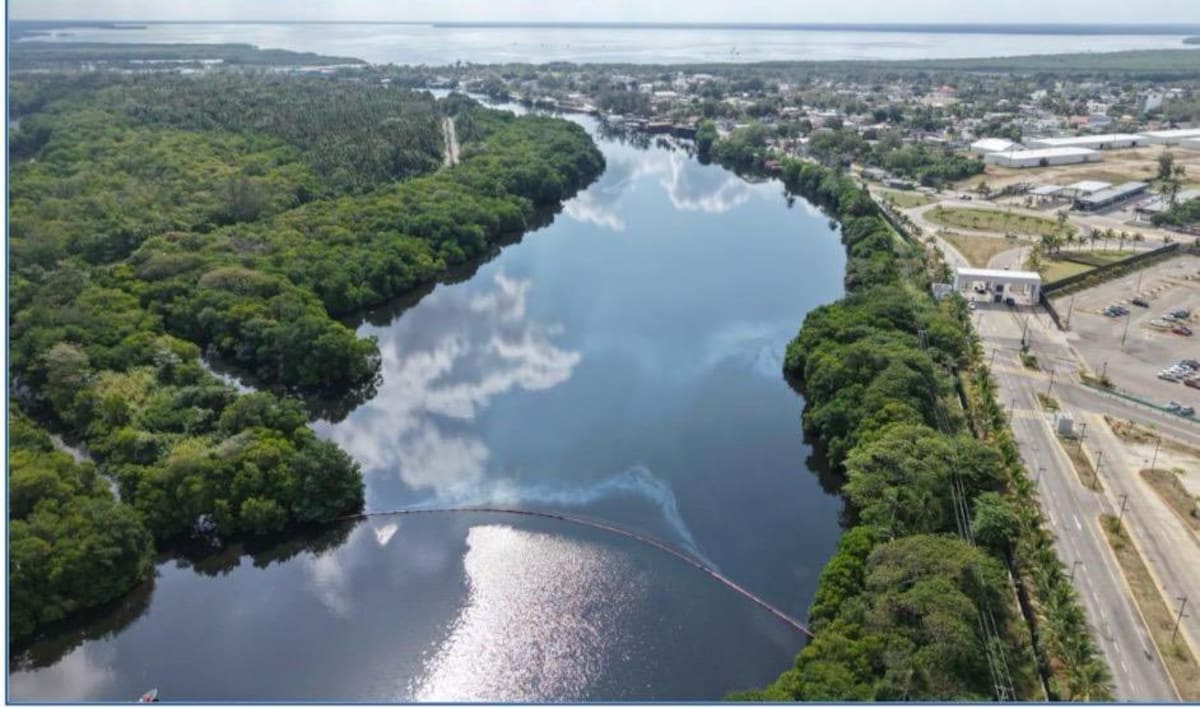 Autoridades federales señalaron que el derrame tendría tres posibles fuentes. | Foto: Pemex