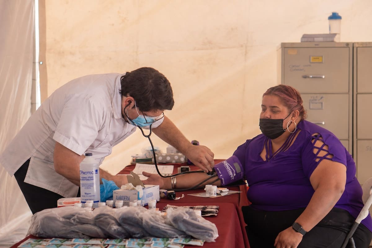 La Secretaría de Salud de Baja California informó que los puntos de hidratación, la Ruta de la Salud y los módulos instalados en distintos sectores de la ciudad han beneficiado a 2 mil 377 personas durante la actual temporada de calor.│Foto: Cortesía