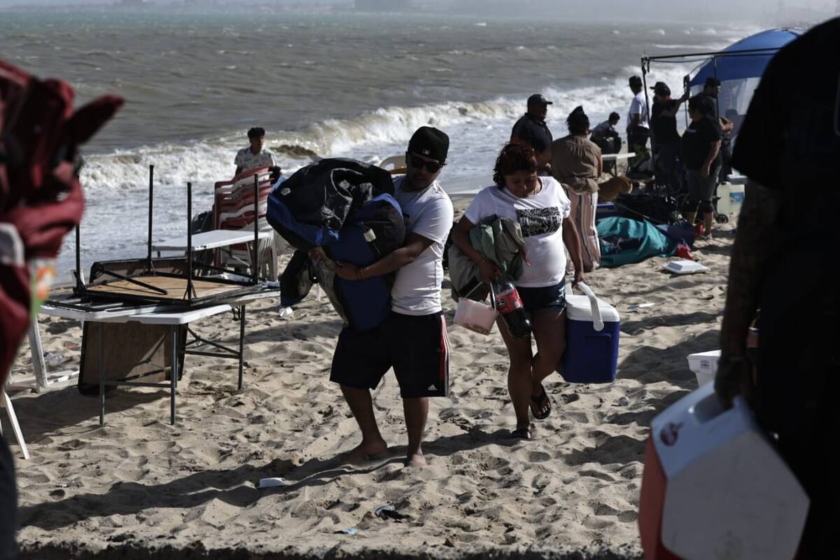 Realizan operativo para retirar a turistas de la playa en el malecón de San Felipe por mal clima