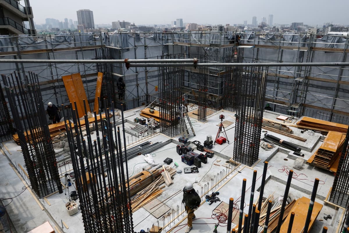 La ciudad más grande del mundo desafía la crisis inmobiliaria: Tokio mantiene precios estables al construir más que California e Inglaterra juntas, con control nacional del suelo, permisos por derecho y una cultura que reemplaza viviendas cada 30 años