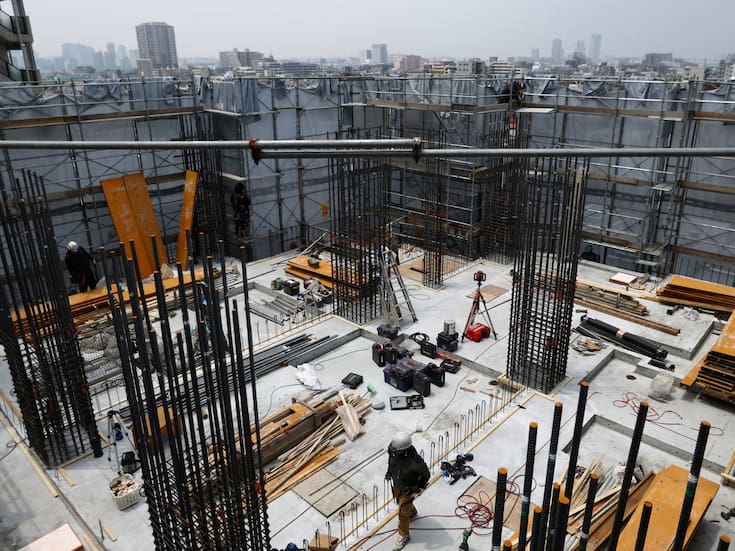 La ciudad más grande del mundo desafía la crisis inmobiliaria: Tokio mantiene precios estables al construir más que California e Inglaterra juntas, con control nacional del suelo, permisos por derecho y una cultura que reemplaza viviendas cada 30 años