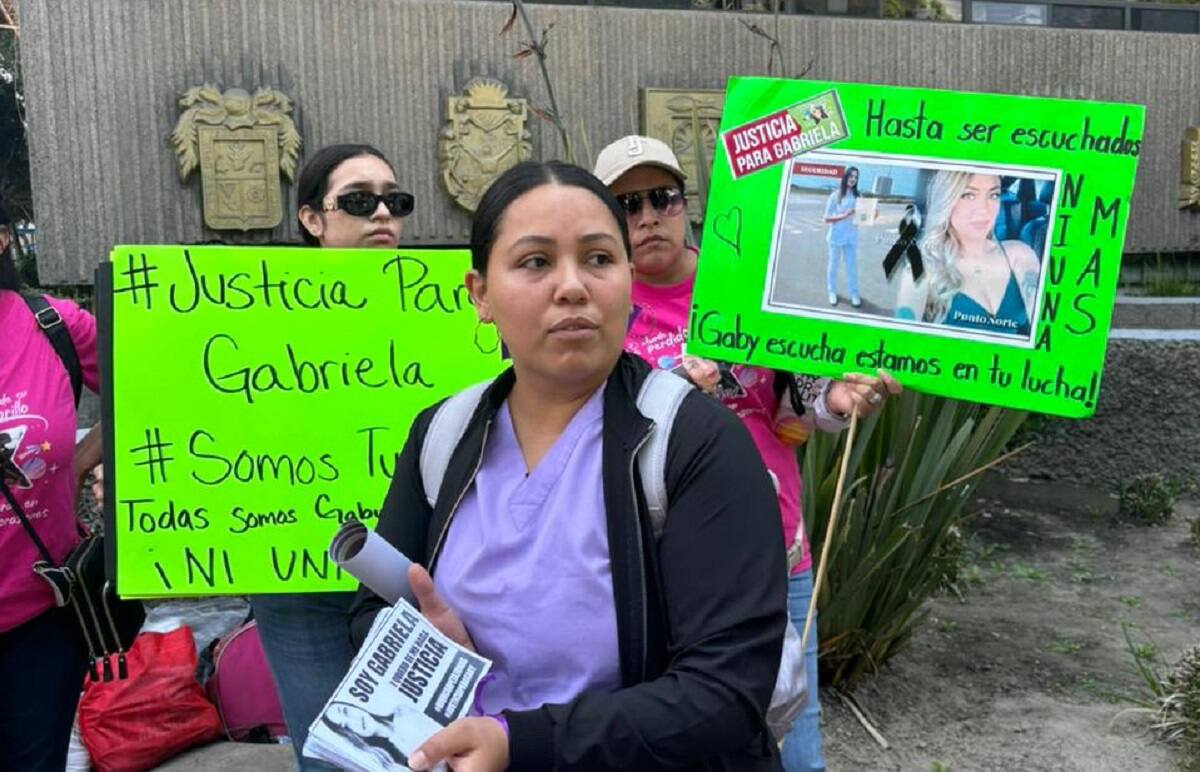 Amigos y familiares de Gabriela Gutiérrez se manifestaron de forma pacífica frente al Palacio Municipal.