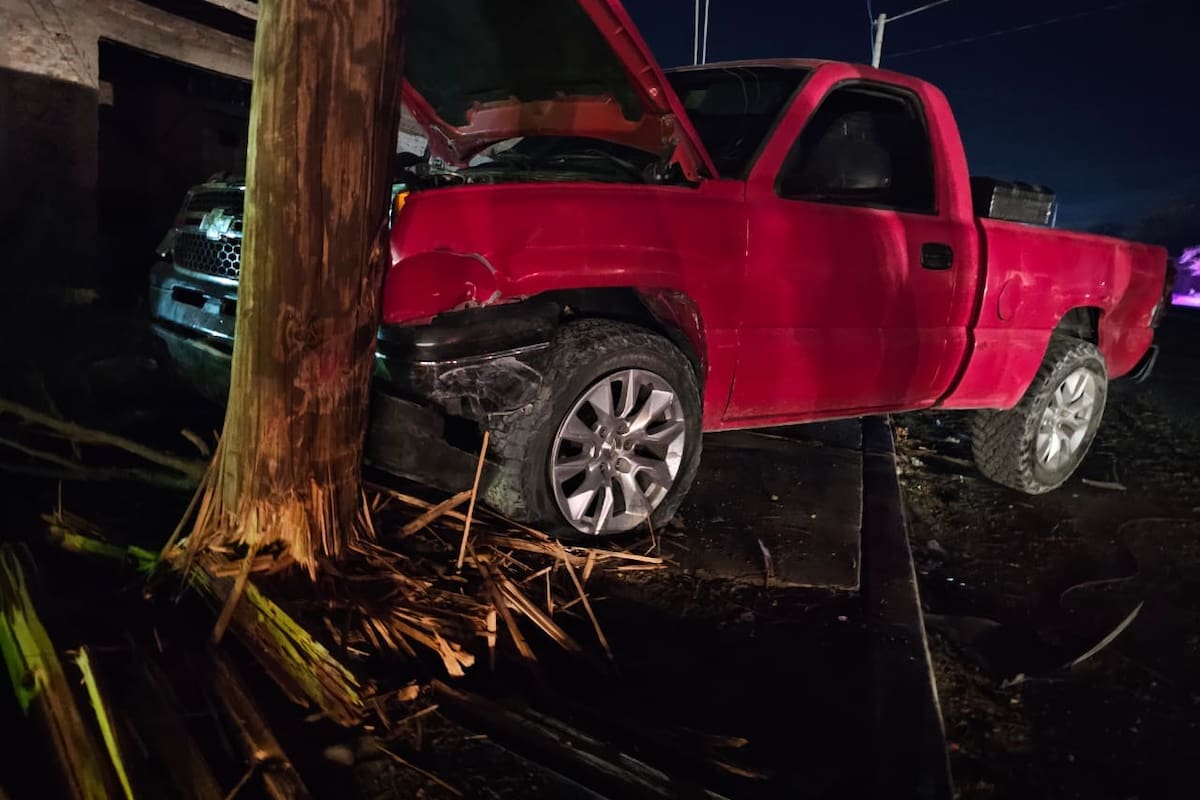 Se avienta el “paso de la muerte” y choca contra un poste en SLRC