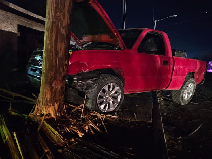 Se avienta el “paso de la muerte” y choca contra un poste en SLRC