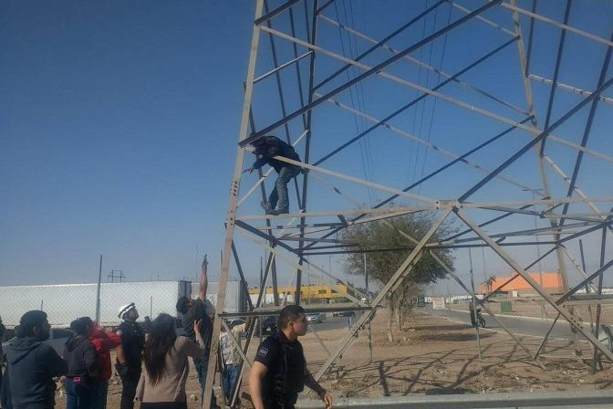 Hombre sube a lo alto de una torre de alta tensión