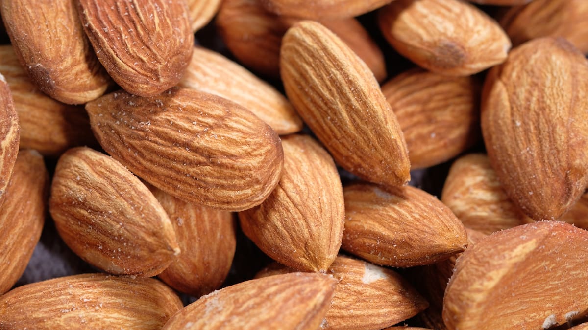 Quienes realizan este ritual suelen guardar la almendra en la billetera, cartera o bolso como símbolo de prosperidad. Foto: Canva
