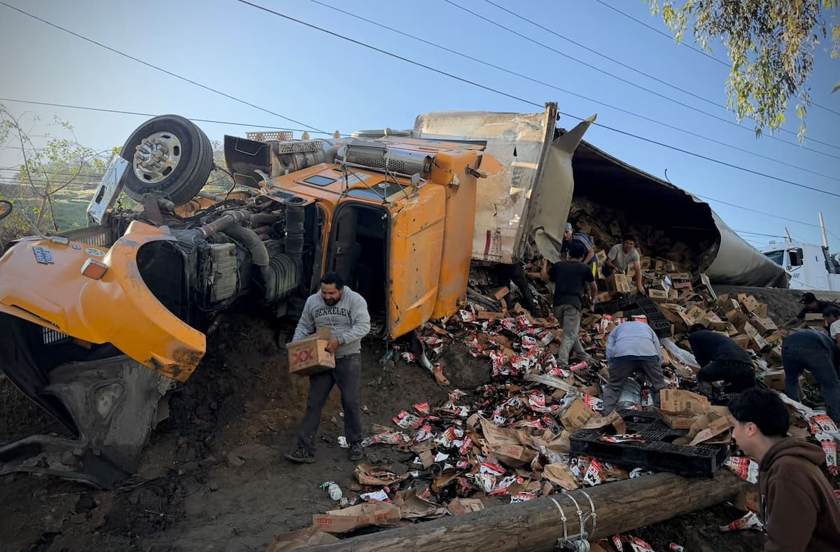 Personas cargaron cerveza en baldes y tinas tras la volcadura en Granjas Buenos Aires. Foto: Border Zoom