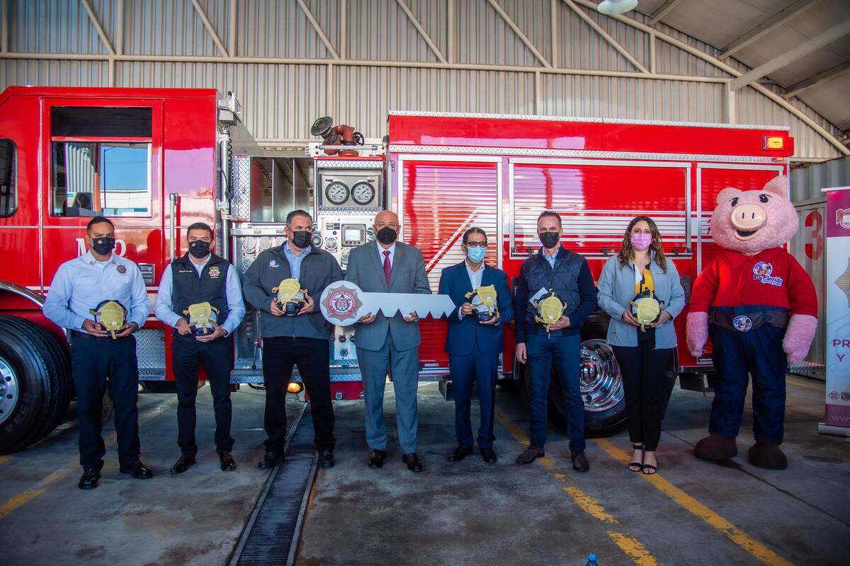 Dona Distribuidora el Florido máquina extintora a bomberos de Tijuana