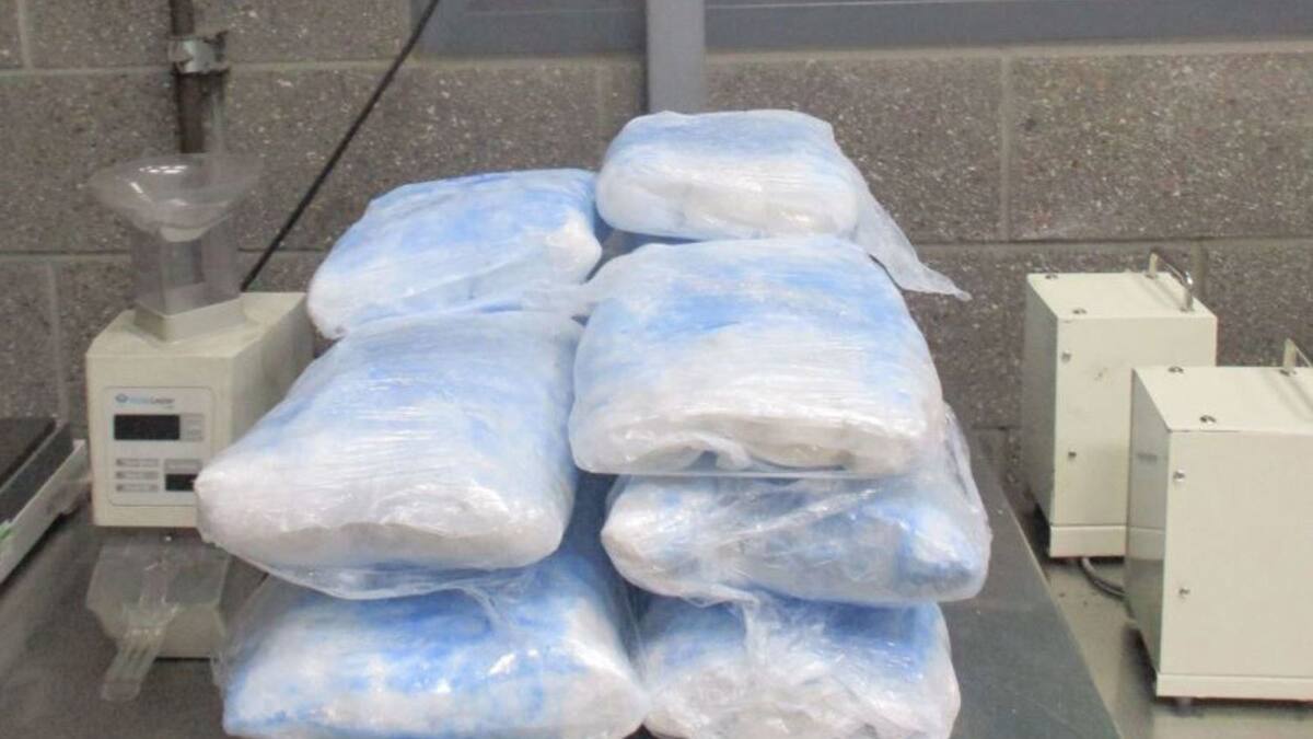 Los paquetes fueron analizados e identificados como polvo de fentanilo, pastillas rosas y azules de fentanilo, metanfetamina, cocaína y heroína.