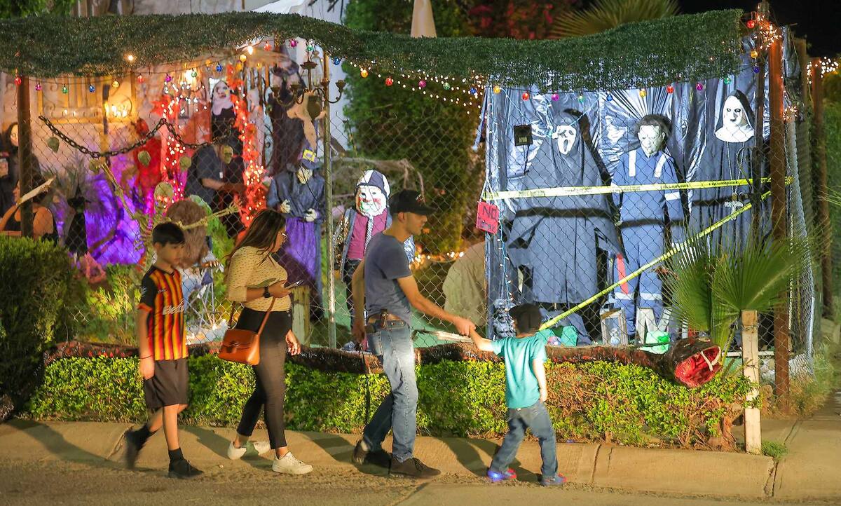 Las familias disfrutan su estancia en la casa del terror ubicada en la colonia Haciendas del Sur.