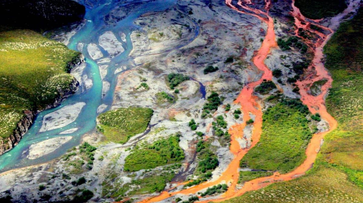 Vista aérea del río Kutuk, de color rojizo, en el Parque Nacional Gates of the Arctic, Alaska. El deshielo del permafrost expone minerales a la erosión, aumentando la acidez del agua, lo que libera metales como hierro, zinc y cobre.
Foto: Ken Hill / Servicio de Parque Nacional.