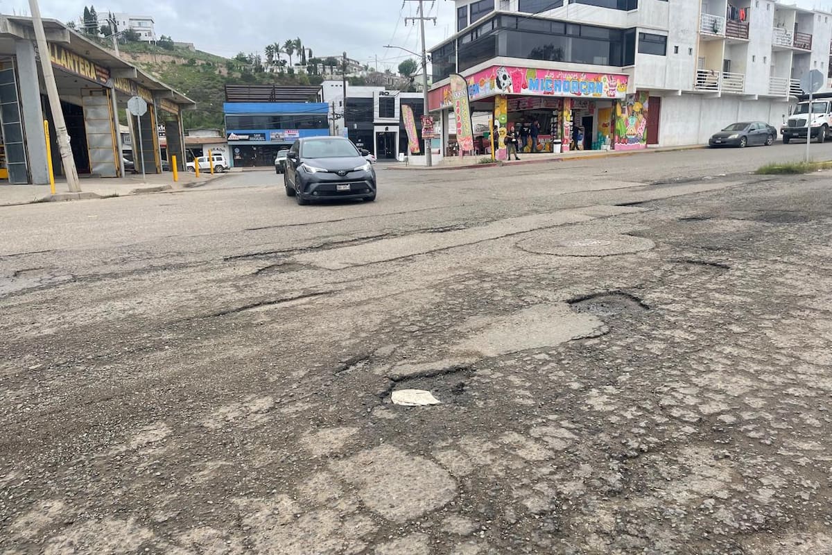 Realizan bacheo provisional en avenidas principales