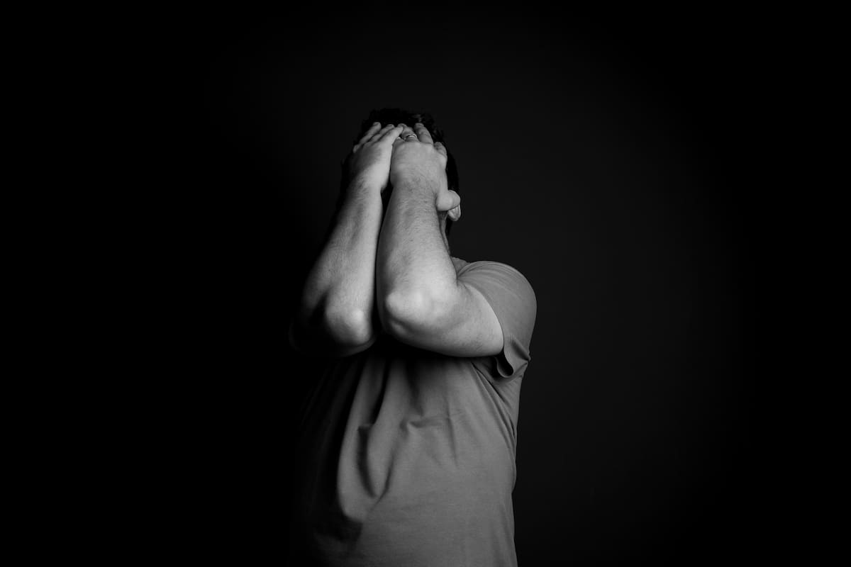 ¿Tu hijo adolescente se aísla o dejó de convivir con la familia? Especialista explica las señales de alerta ante depresión e ideación suicida y cuándo estos cambios requieren atención