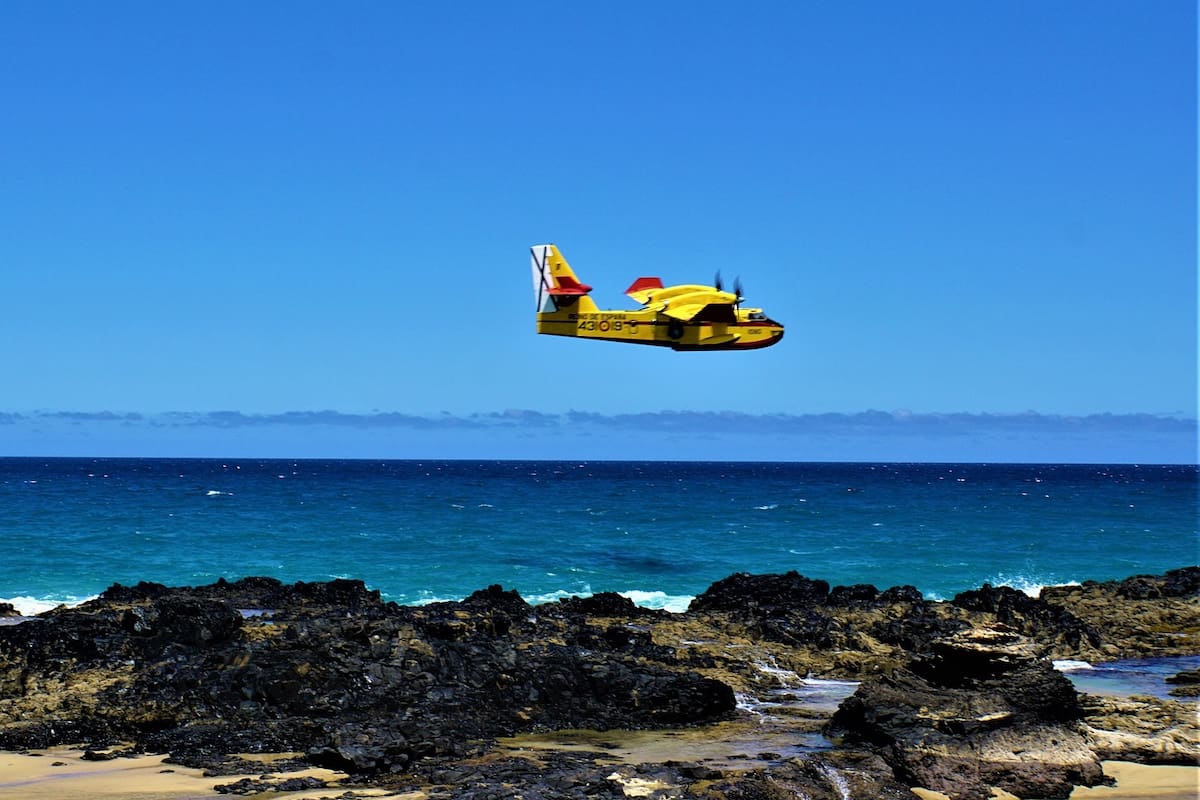 Papá y sus dos hijos mueren al caer al océano la avioneta en la que viajaban