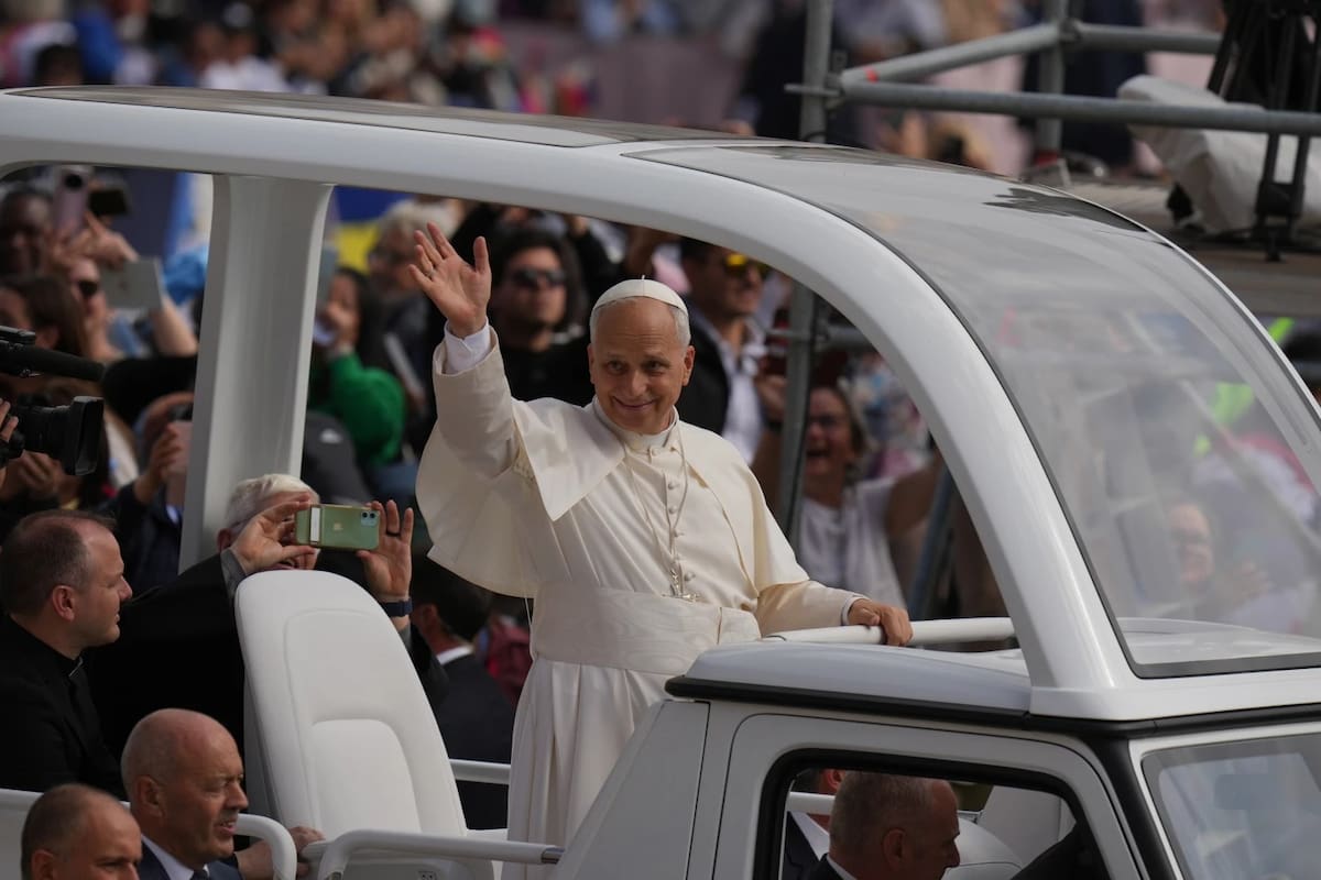 El papa León XIV saluda desde su papamóvil al final de la misa del Jubileo de los Migrantes y Misioneros en la Plaza de San Pedro del Vaticano, el domingo 5 de octubre del 2025. | Crédito: AP/Alessandra Tarantino