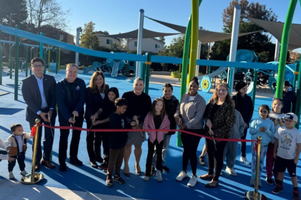 Remodelan parque de San Ysidro con nuevos juegos para niños