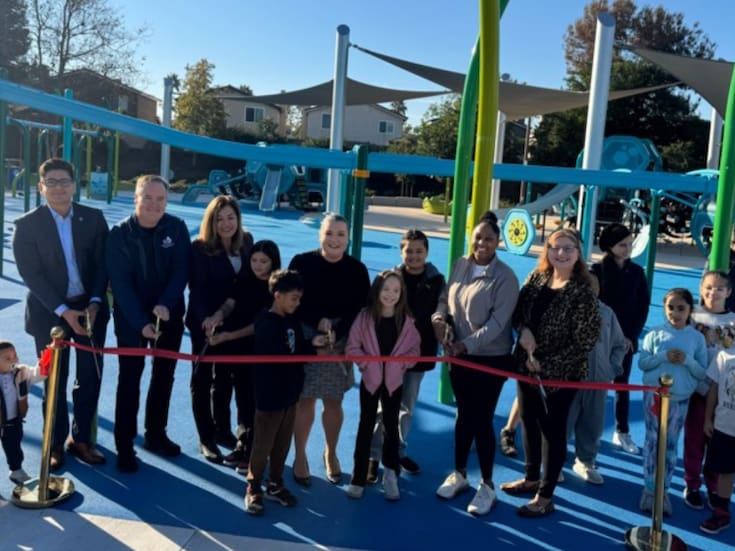 Remodelan parque de San Ysidro con nuevos juegos para niños