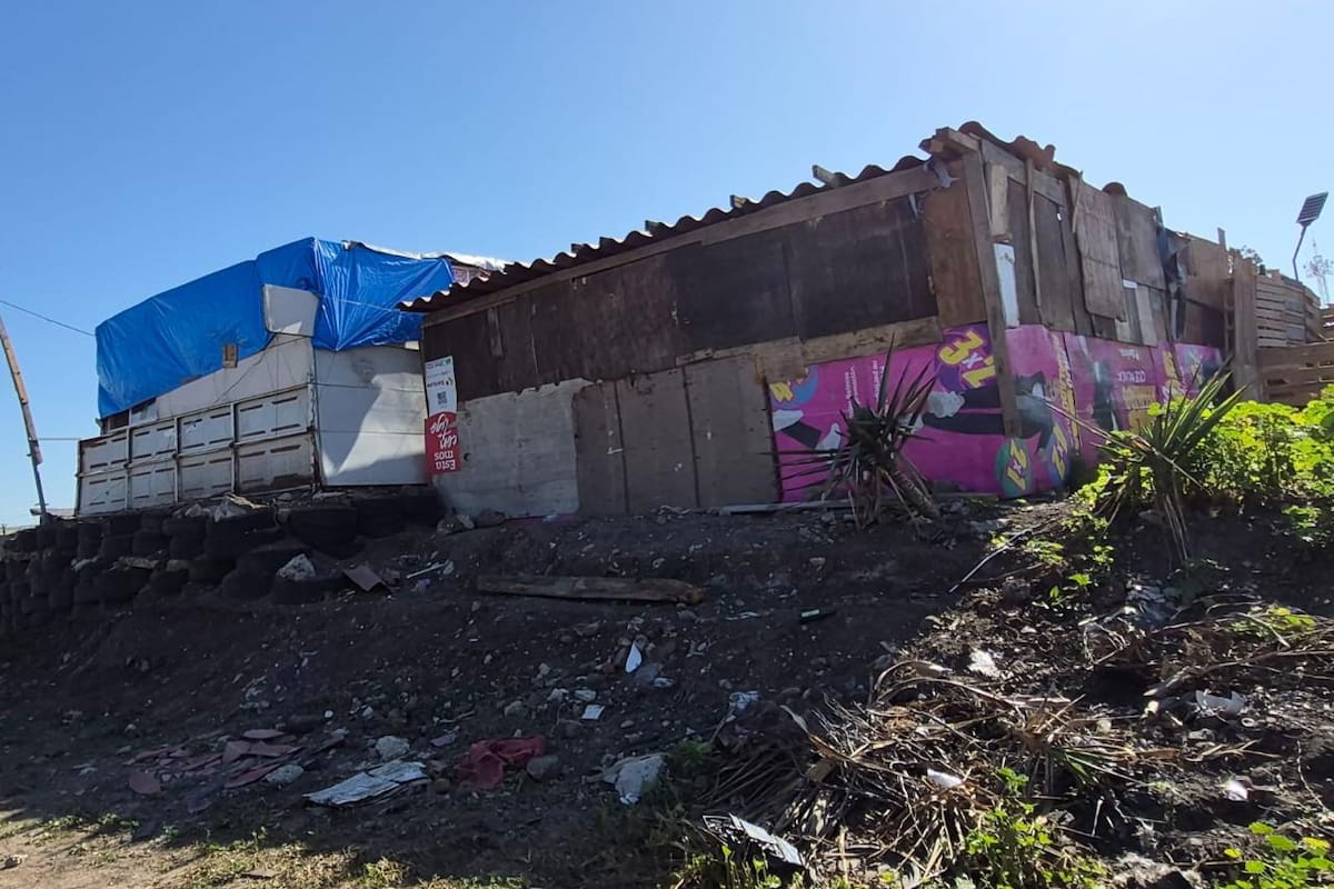 Invaden terrenos de derecho de vía de Pemex en Rosarito