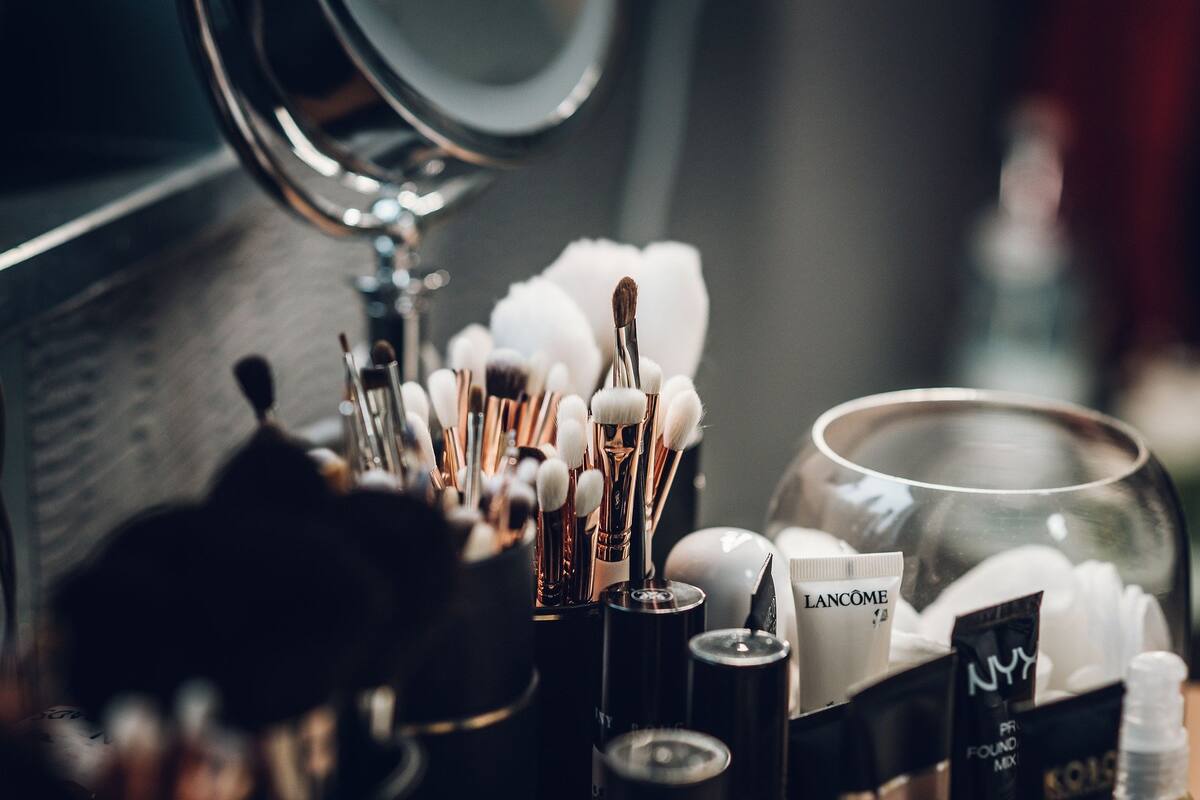 ¿Qué microorganismos se esconden en el maquillaje?