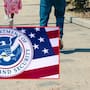 Migrante venezolano detenido tras intentar tener luna de miel en hotel donde Trump tendría un evento y darle un regalo de bodas sorpresa a su esposa estadounidense; aunque fue liberado bajo fianza todavía teme que pueda ser deportado