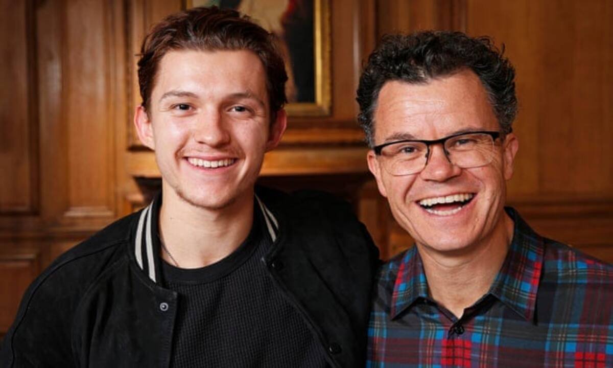 Dominic Holland, comediante, autor y padre de Tom relata detalles sobre el compromiso de su hijo.