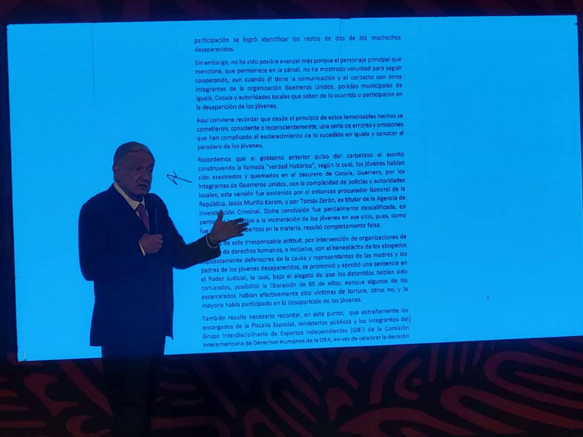 AMLO mostró la carta enviada a los padres de los jóvenes de Ayotzinapa. | Crédito: Shaila Rosagel/GH