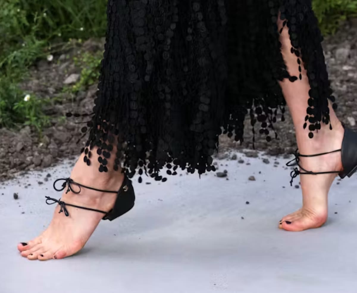 La moda lleva la exposición del cuerpo a los pies con diseños que reducen el calzado a su mínima expresión y dejan gran parte de la anatomía al descubierto. Foto: internet