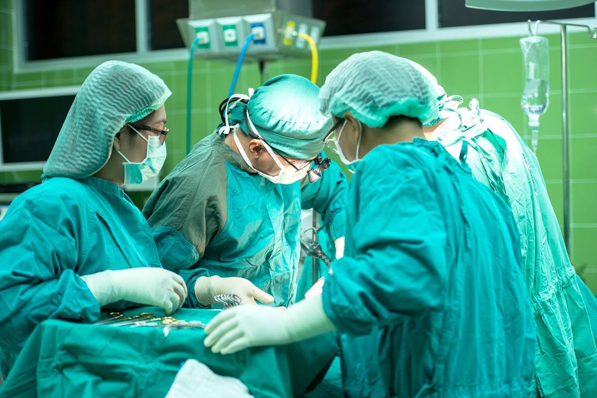 FOTO: Extirpan tumor de 2 kilos de cuello de hombre en Nueva Jersey