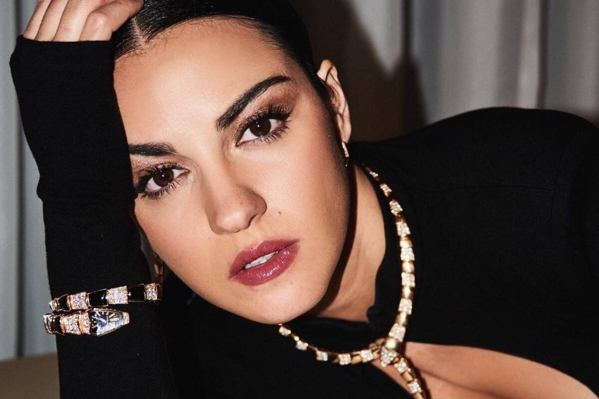 Maite Perroni cautiva a sus seguidores con fotografía inocente en bata de baño