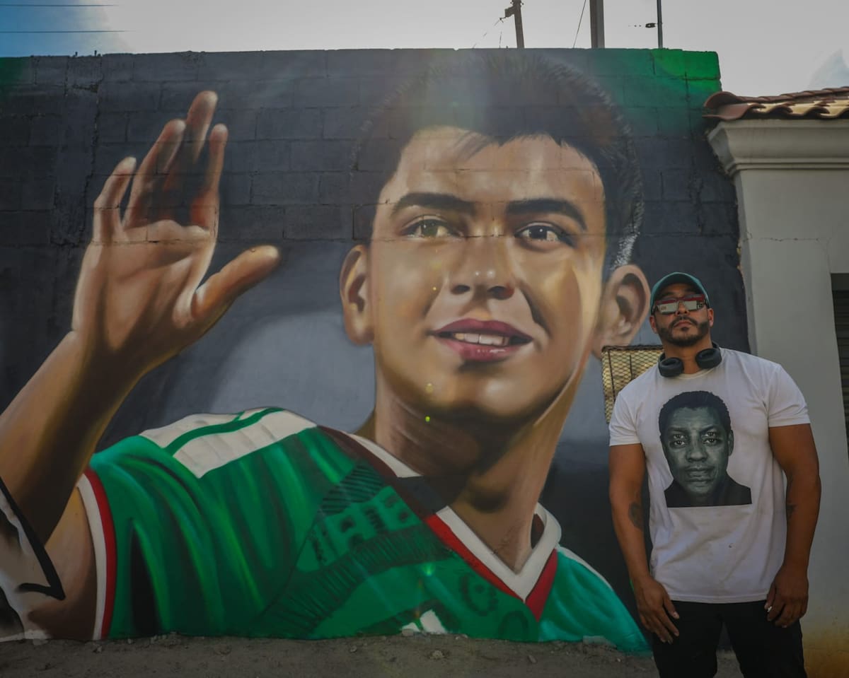 El artista urbano Bomstheartist concluye un mural del futbolista Gilberto Mora en una barda de la colonia Ex Ejido Coahuila, en reconocimiento al joven jugador surgido de Xolos de Tijuana. (Foto: Javier Gallegos)