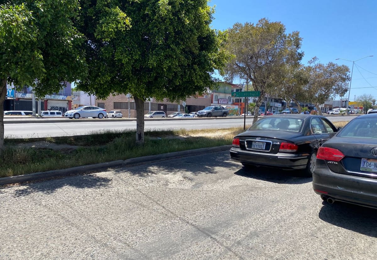Tanto los accesos como las zonas de estacionamientos en Altabrisa, se encuentran plagados de baches.