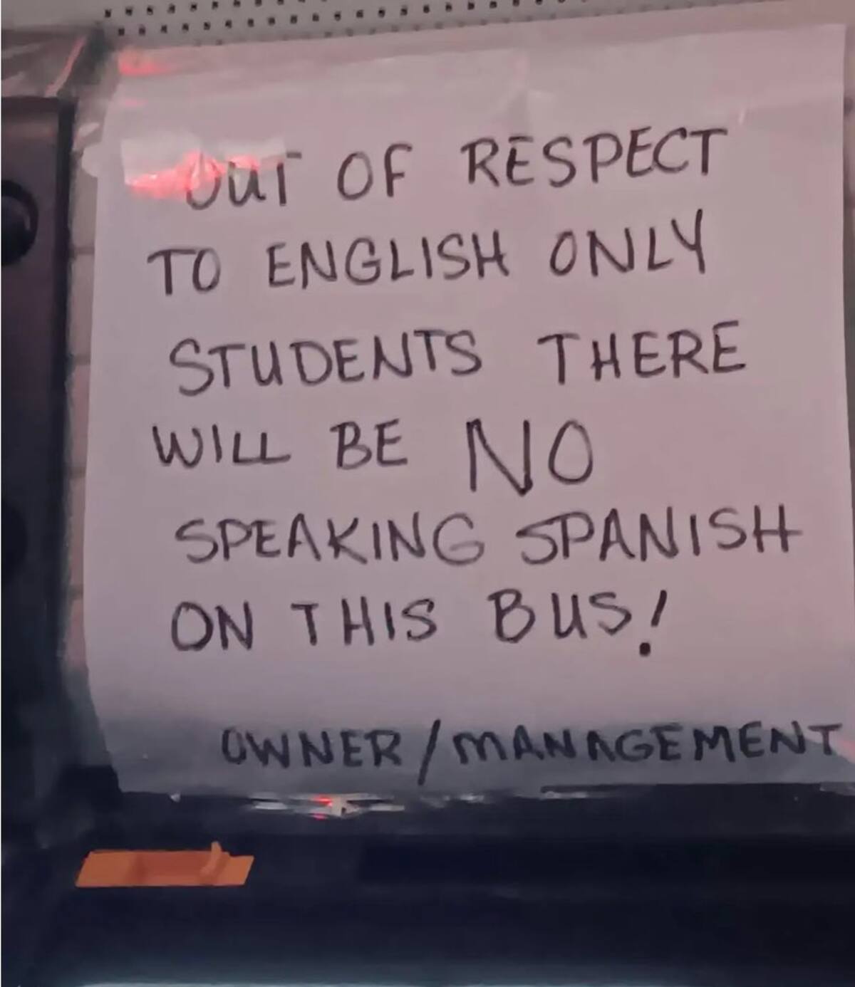 " ¡POR RESPETO A LOS ESTUDIANTES QUE SÓLO HABLAN INGLÉS, NO SE HABLARÁ ESPAÑOL EN ESTE AUTOBÚS! PROPIETARIO/GERENCIA". / @Petr70G vía X.