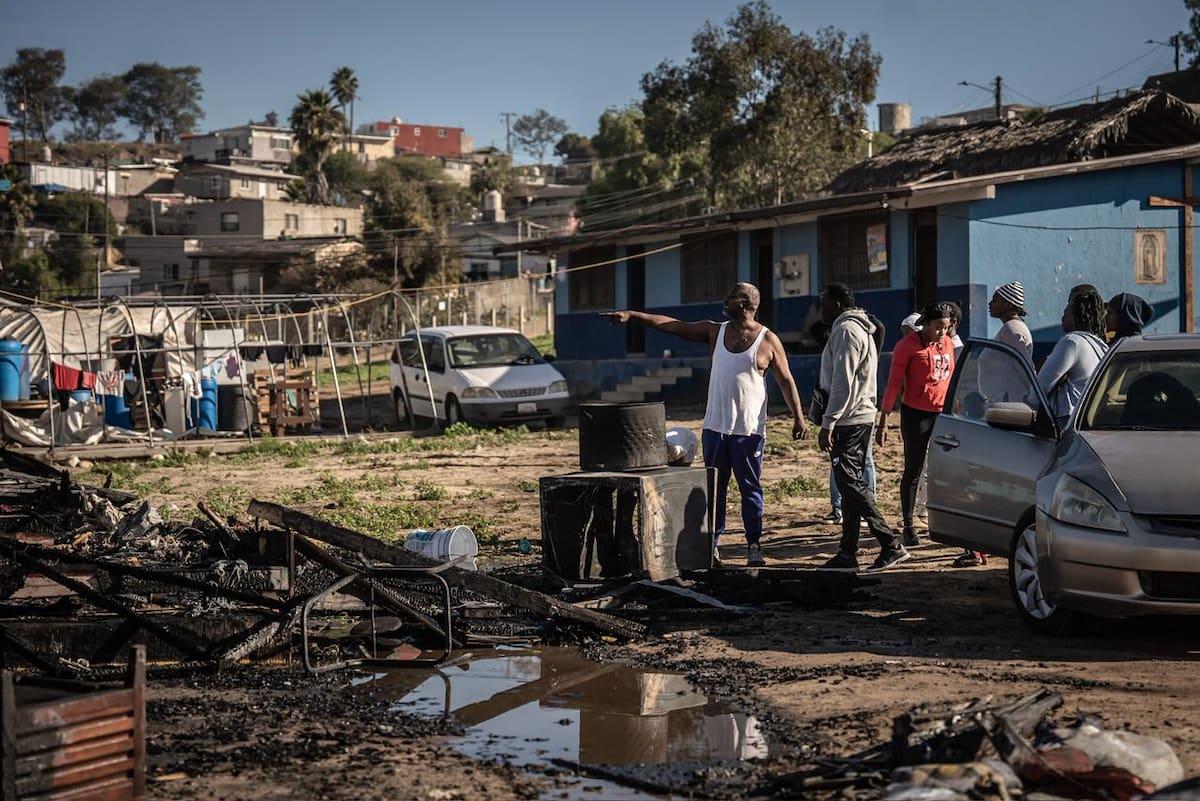 El incendio inició en una zona de viviendas dentro del albergue y dejó tres casas afectadas, sin personas heridas. Fotos: Border Zoom