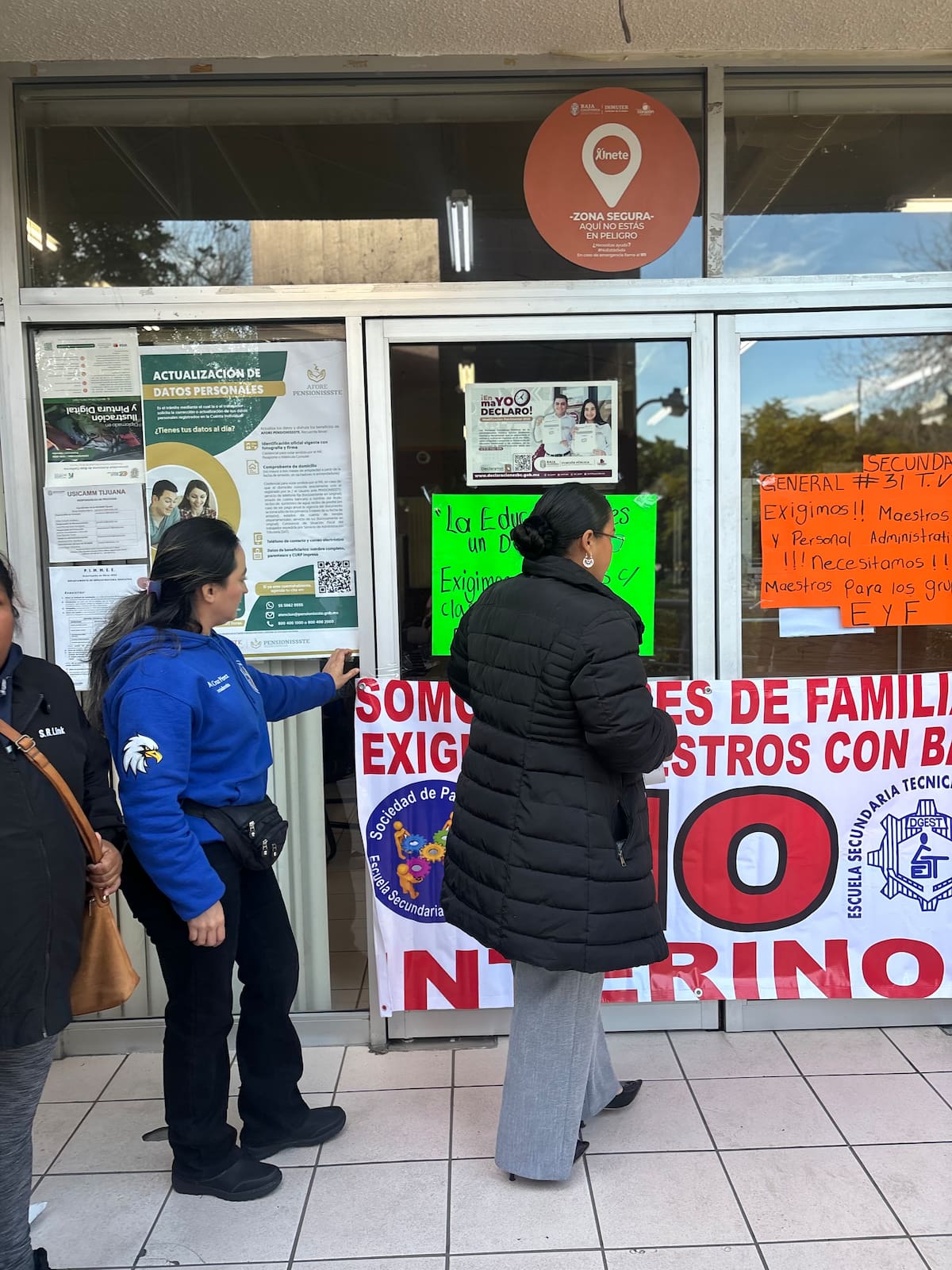 Al menos nueve secundarias enfrentan adeudos desde septiembre y carencia de maestros en materias clave como Matemáticas. Foto: Lorena Salinas