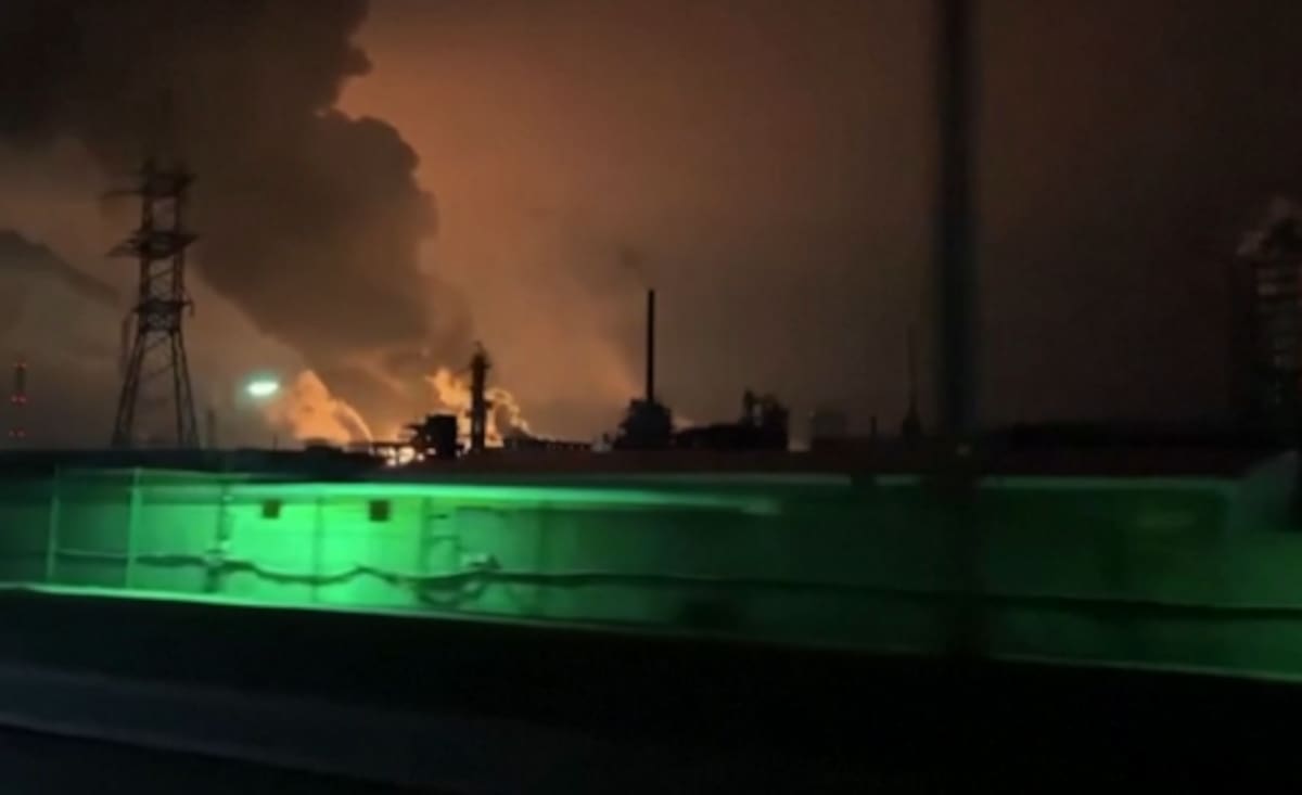Explosión de la refinería de petróleo debido a ataques con drones. / BBC.