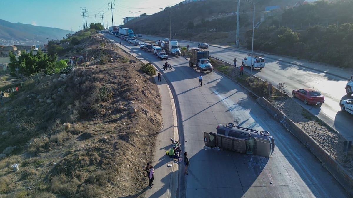 Tres personas viajaban en la camioneta, ninguna resultó lesionada de gravedad. Foto: Border Zoom